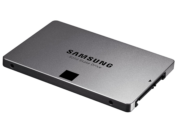 Dysk SSD o formacie 2,5 cala nadaje się zarówno do komputera stacjonarnego, jak i laptopa. W przypadku notebooków zwracajmy jednak uwagę na gabaryty nośnika - dyski o tym samym formacie mogą się różnić wymiarami, przez co zamontowanie napędu wewnątrz laptopa może się okazać niemożliwe. Na zdjęciu Samsung 840 Evo z interfejsem SATA III, kompatybilnym wstecz ze złączami SATA II i I.